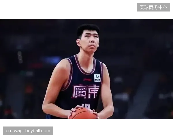 徐昕作为内线球员展现出色的策应能力，成为广州队进攻的内线轴心